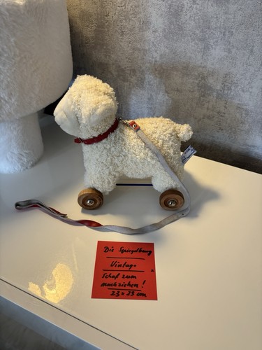 Schaf auf räder spielzeug - räder.,